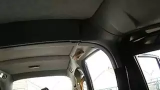 البريطانية بيمبو الحصول على ضخمة الثدي خبطت في سيارة أجرة