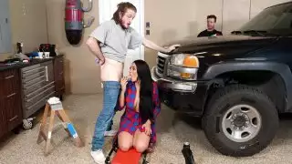Skyla Novea تمتص الديك Brick Danger's والدها ليس أكثر حكمة