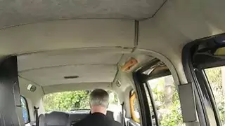 يحصل قصفت امرأة الأبنوس من قبل سائق وهمية للحصول على أجرة مجانية