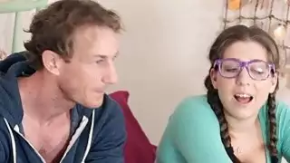 في سن المراهقة heartbroken عذراء مارس الجنس في الحمار من قبل stepdad لها