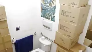 حفر جميلة فاتنة في مراحيض الحمام
