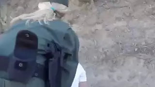 اثنين من الفاسقات الشباب يمارس الجنس في الثلاثي الساخن مع وكيل دورية الحدود