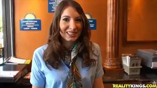 شقراء hottie ترقص حول القطب وتظهر الثدي