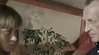 خبطت cutie مدلل من قبل الجد نحيف القديمة