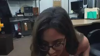 يحصل قصفت فاتنة جميلة مع النظارات في مرهن