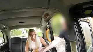 الراكب الجميل يعطي مكافأة جنسية لسائق مفيدة