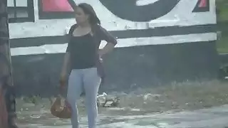 يتم القبض على خاطف المحفظة من قبل هؤلاء الضباط الإناث سيئة وقرنية