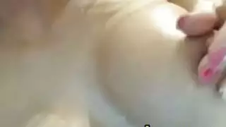 شقراء مذهلة في سن المراهقة تظهر هيئة مثير