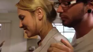 إنه يدفع مقابل كل شيء لا يستطيع زوجي دفعه