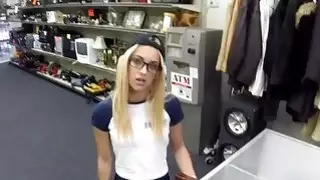 انها مص ديكي العميق الحلق مع فمها لطيف