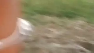 تبكي الكبار طفل الزوج هزلي سخيف في الهواء الطلق مع امرأة سمراء الزوجة