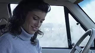 فاتنة يحصل عليه في السيارة
