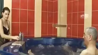 الرجل المعاق مع ذراع واحد الملاعين قرنية امرأة سمراء وقحة