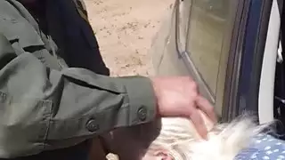 فاتنة شقراء نادرة في عبور الحدود