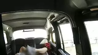 يمسح الركاب ومارس الجنس في بوسها من قبل السائق المنحرف