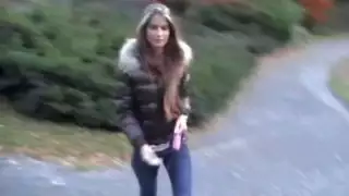 طويل الساقين صديقة يحصل بوسها مارس الجنس في الهواء الطلق