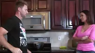 الزوجة قرنية ألكسندرا سامرز يغوي الرجل مع اللسان قذرة قبل الحصول على مارس الجنس