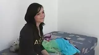 18yo طالب هواة ينتشر ساقيها في الصب الأول