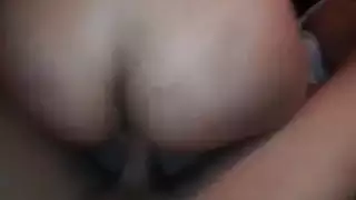 امرأة سمراء في سن المراهقة تمتص وركوب الخيل
