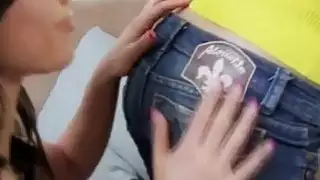 امرأة شقية يجعل صديقتها قرنية