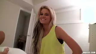 جميلة شقراء شقراء Jessa رودس يعطي اللسان مذهلة على بوف فيد