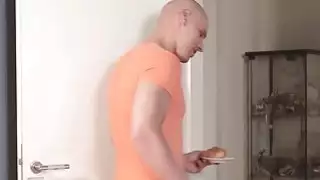 تسير زوجة أبي جينا الساخنة في لحظة عشقها