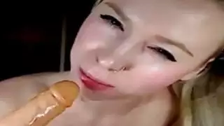 بلوندي تمتص الحلق العميق دسار