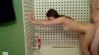 صديقته امرأة سمراء قرنية الحصول على بوسها انتقد في الحمام