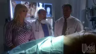 نيكي رودس وآنا بيل لي يمارس الجنس مع أصدقائهم معا