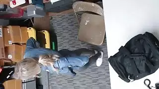 شقراء في سن المراهقة shoplifter مارس الجنس من الصعب داخل المكتب