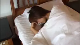 كتكوت ياباني شاب يوكا موتوشي يحصل على تدليك حسي في الهواء الطلق