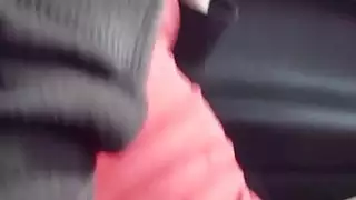 يكافئ إيلا هيوز غريبا لطيفا باللسان