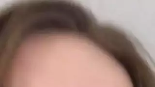 هذا مثير فاتنة في سن المراهقة يستمني كس