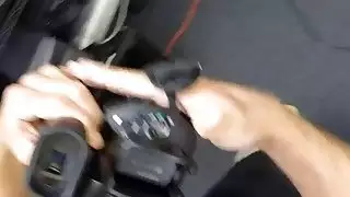 مضيفة لاتينية حارّة تحرّضها رجل بيدق في المرحاض