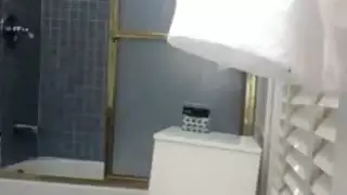 ابنة أخي مثير يأخذ دش في حمامنا