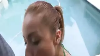فاتنة رائع fingerfuck واللسان