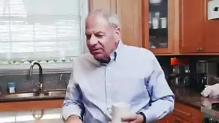 يحب وقحة شقراء قرنية لتمتص ديكس القديمة بينما يتم مراقبتها من قبل أشخاص آخرين
