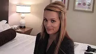 انها ذكية بما فيه الكفاية لنشر ساقيها