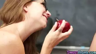 تلميذة صغيرتي الوجه