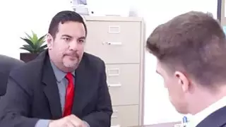 Slutty babe أوليفيا يحصل لها كس بيضاء خبطت بقوة من قبل رئيسها