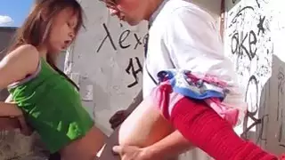 الصبي الضخم يلقي ضربه ضخمة لالانتزاع الرطب
