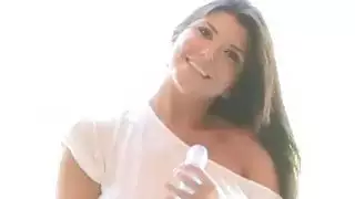 امرأة سمراء مفلس البهجة العضو التناسلي النسوي مع دسار كبيرة