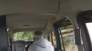 يتم تحليل الركاب الهواة من قبل سائق مزيف مقابل الأجرة المجانية