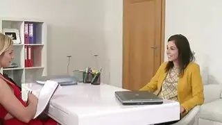 أصابع وكيل شقراء صغيرتي سمراء في صب