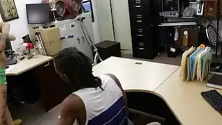 جهاز التلفزيون الخاص بك هو Shits لكن فتاتك حار
