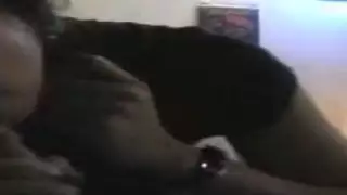 الفرخ ذو الشعر الأسود لديه رغبة قوية في مص الديك للنائب