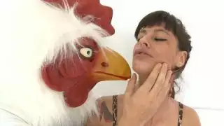 امرأة سمراء المشاغب على وشك ممارسة الجنس مع بعض المتأنق مغرور