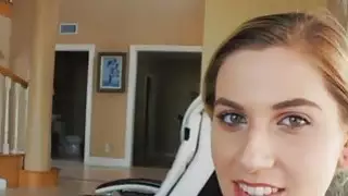 العرق نيكي سنو يثبت أنها يمكن أن يرضي ويبتلع الديك stepbro والشجاعة