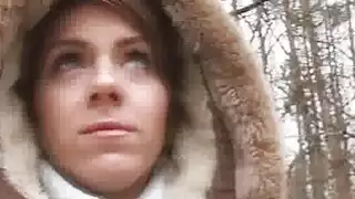 حطم الداعر الهواة في الغابة من الخلف
