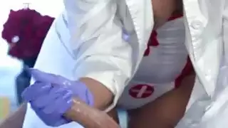 ممرضة القذرة كيرا روز تمتص بعض ديك كبيرة